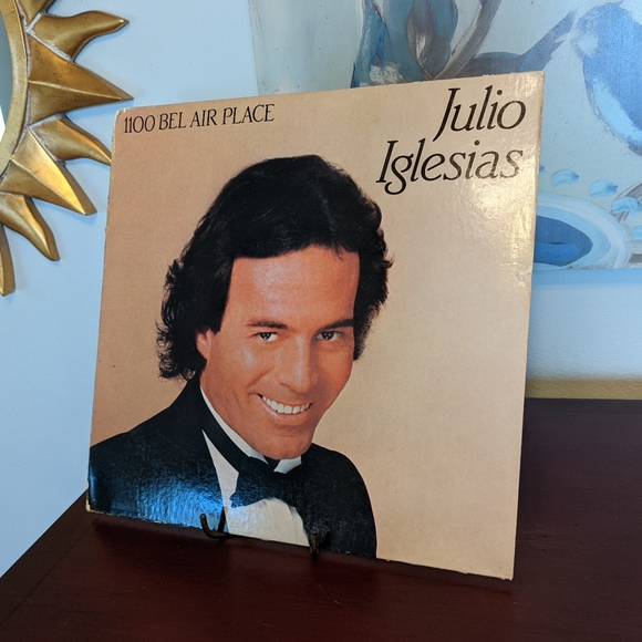 Julio Iglesias Vinyl Album 1100 Bel Aire Place Duet w/ Willie Nelson 1984 - Picture 1 of 6